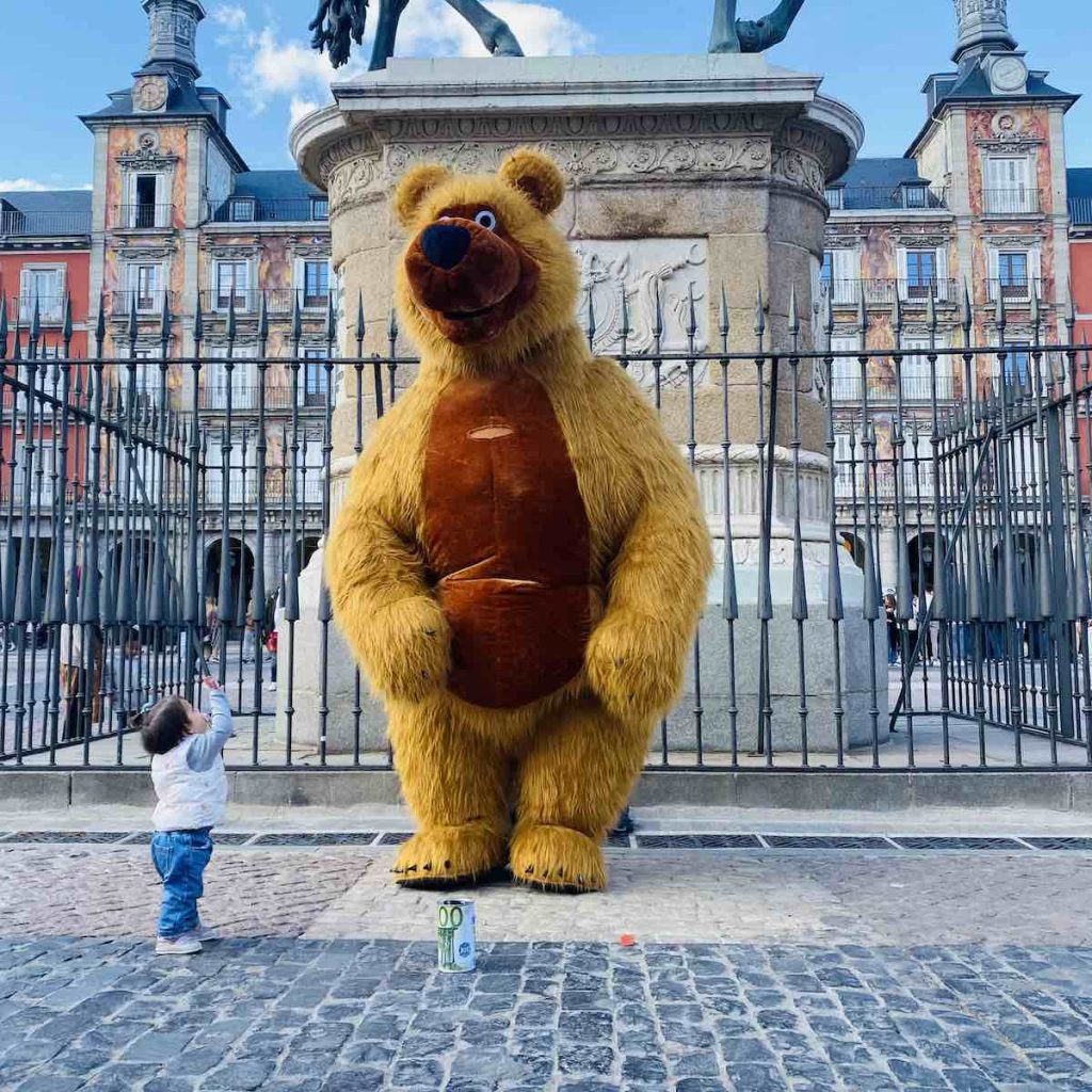 Noah con un Oso en la Plaza Mayor de Madrid