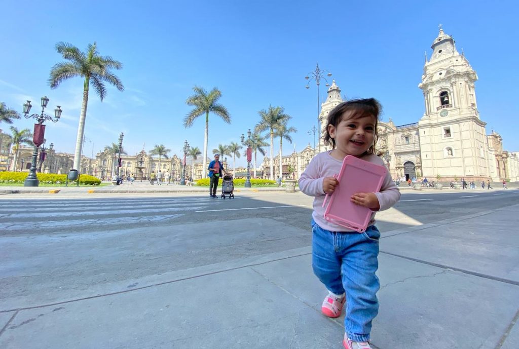 Nuestra hija en la Plaza de Armas de Lima