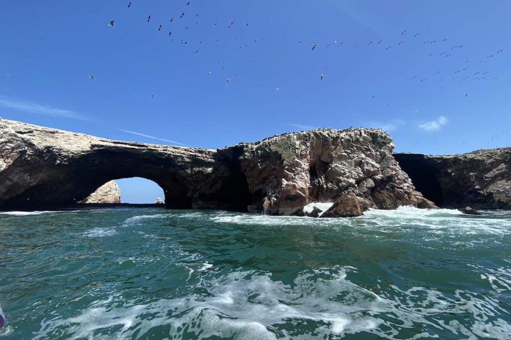 Arco de roca de en las Islas Ballestas en Peru