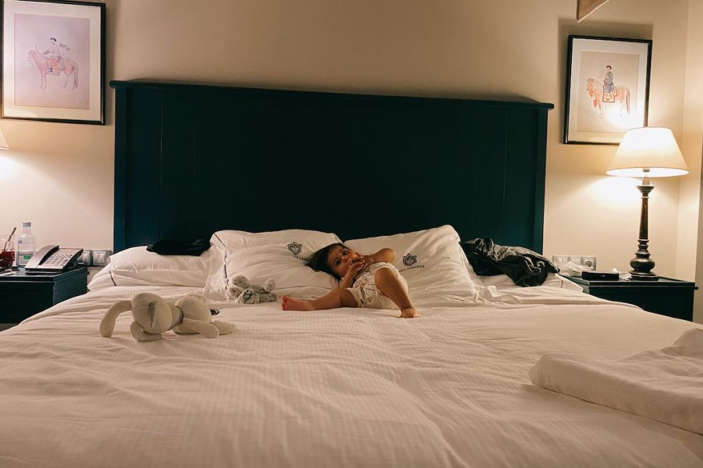 Nuestra hija descansando en el Hotel Asia Gardens de Benidorm