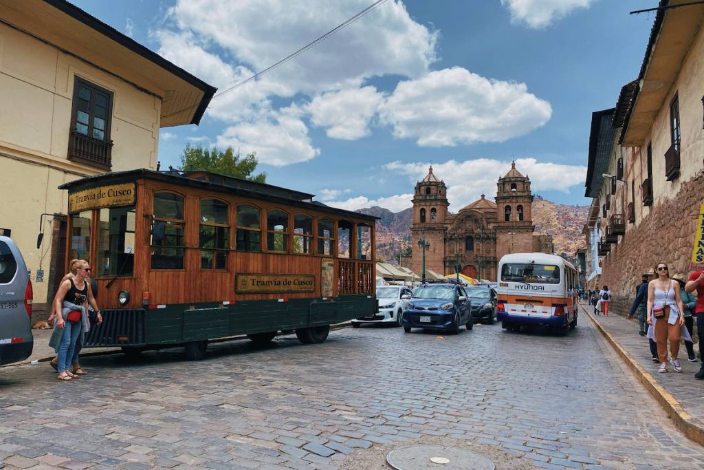 Iglesia de San Pedro y tranvia de Cuzco
