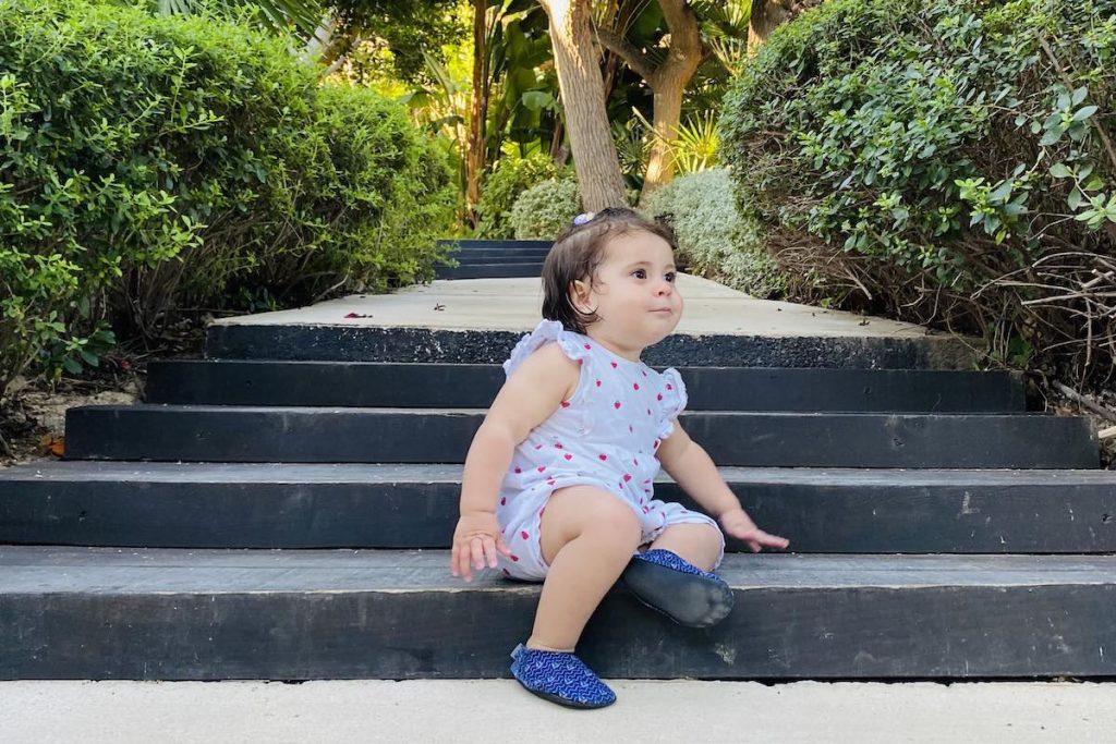 Nuestra pequeña en el Hotel Asia Gardens de Benidorm