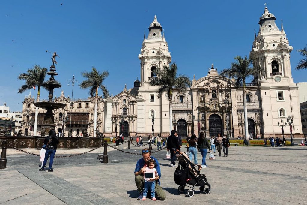 Pintando con nuestra hija en la Plaza de Armas de Lima, Peru