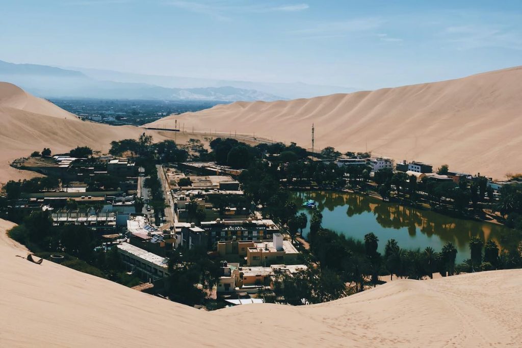 Vista completa del oasis de Huacachina